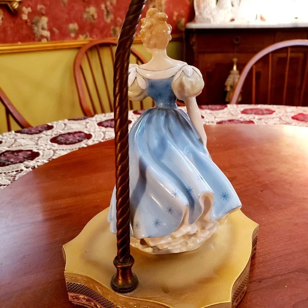 Beautiful Vintage Colonial Victorian Ceramic Lady Figural  Lamp Brass Metal Base